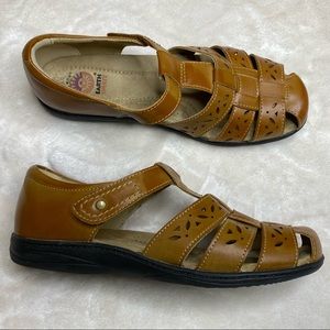 Earth Spirit low heel brown sandal flats Velcro closure size 8.5